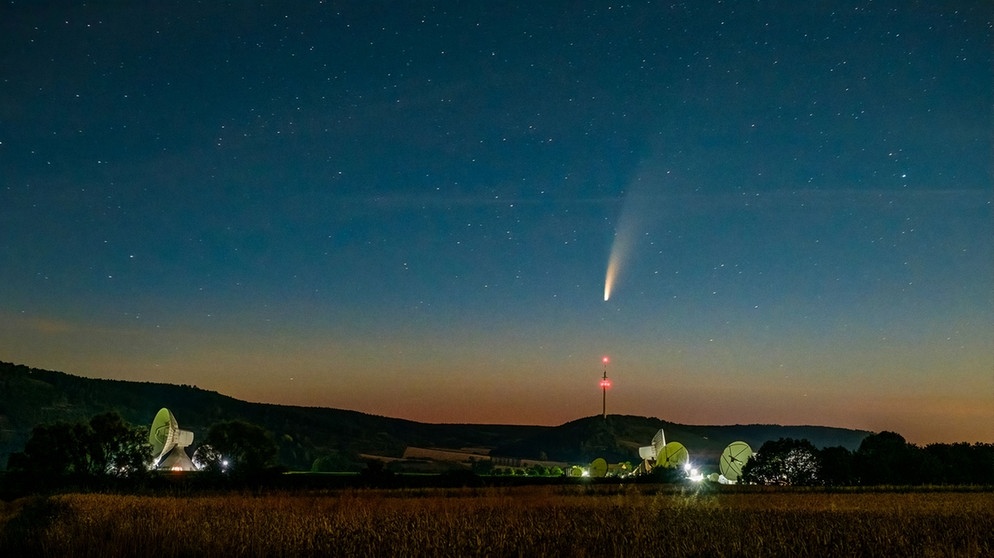 Der Komet Neowise C/2020 F3 im Juli 2020 über dem fränkischem Saaletal. Im Bild von Alexander Preyer ist die  Erdfunkstelle Fuchsstadt zu sehen | Bild: Alexander Preyer