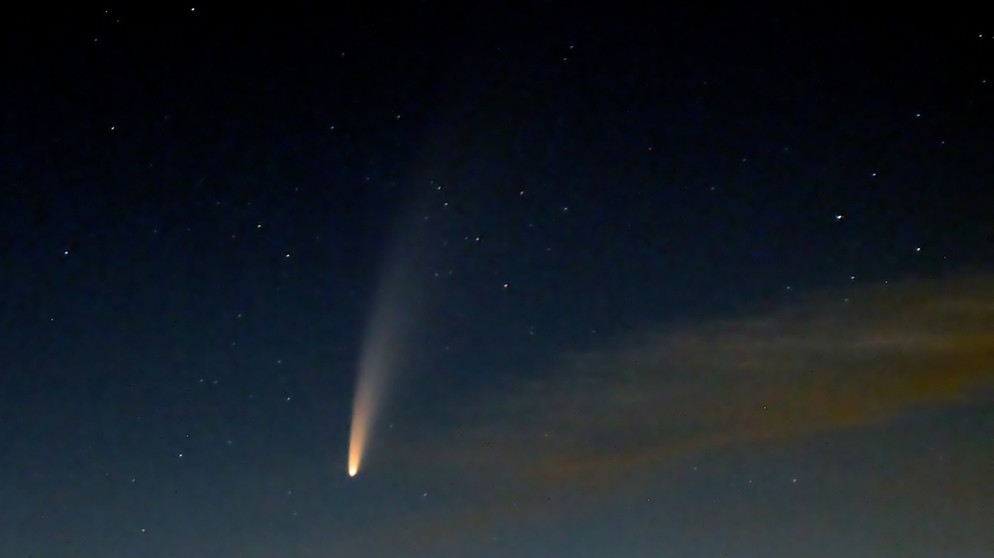 Der Komet Neowise C/2020 F3 ist im Juli 2020 mit bloßem Auge am Himmel zu sehen.  Die Aufnahme machte Helmut Herbel am 8. Juli 2020. | Bild: Helmut Herbel