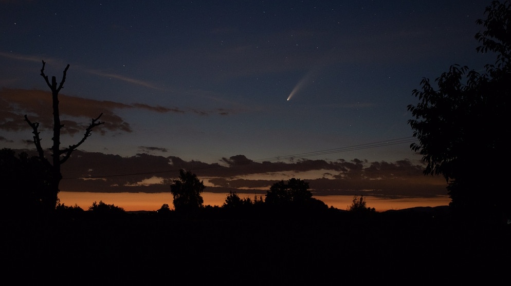 NEOWISE C/2020 F3 das erste mal fast wolkenfrei am Nachthimmel über dem Landkreis Deggendorf.
Bild vom 13.07.2020 zur Astronomischen Dämmerung.
| Bild: Michael Deisinger