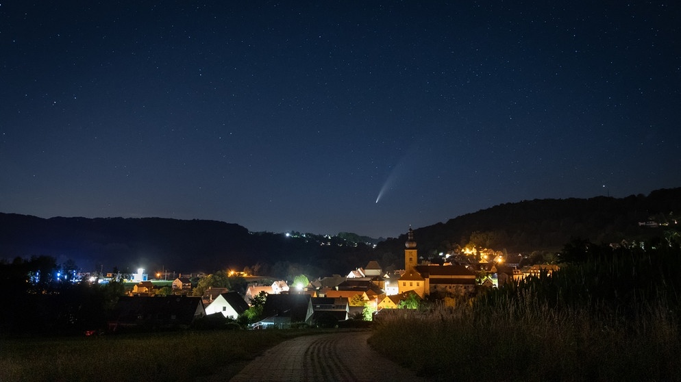 Komet Neowise über Weißenohe in der fränkischen Schweiz. | Bild: Christiane Höltschl