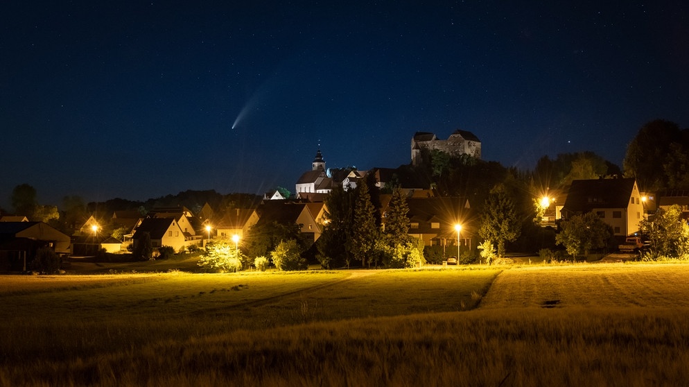 Komet Neowise über Hilpoltstein in der fränkischen Schweiz - mit der Burg im Vordergrund. | Bild: Christiane Höltschl