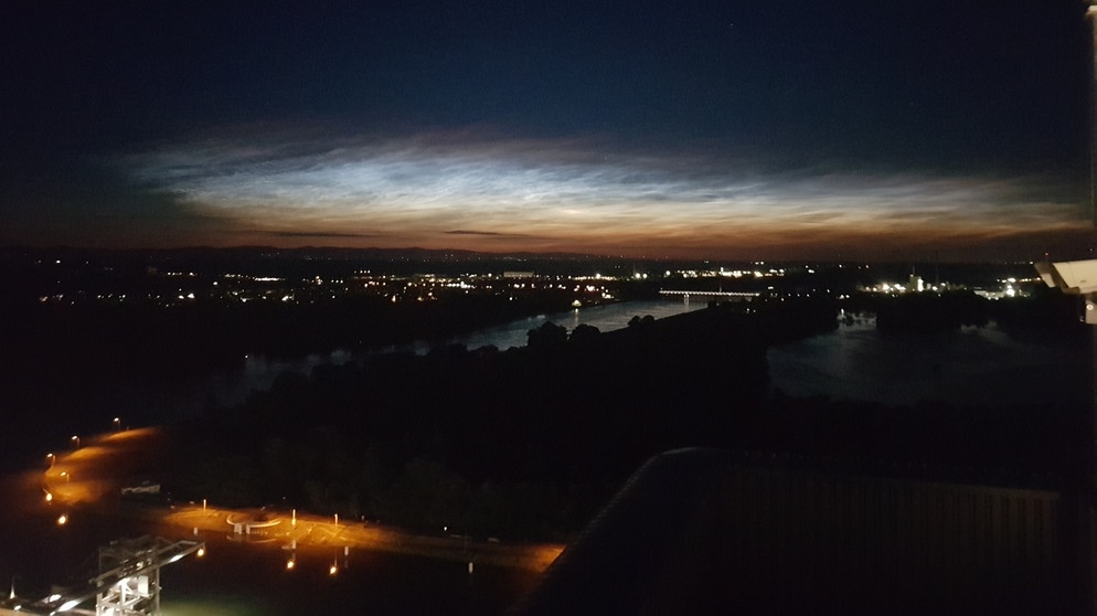 Die leuchtende Nachtwolken über dem Rhein bei Karlsruhe - fotografiert hat sie Clemens Rihm. Im Hintergrund sieht man auch noch die Karslruher Rheinbrücke.  | Bild: Clemens Rihm