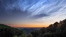 Leuchtende Nachtwolken in der Mittsommernacht. Fotografiert von Yvonne Albe in Seeheim-Jugenheim, Hessen, mit Blick über den Tannenberg hinunter über die Rheinebene Richtung Westen. | Bild: Yvonne Albe