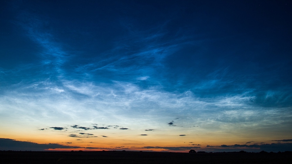 Bilder Leuchtender Nachtwolken: Eisiges Licht In Heller Mai-Nacht ...