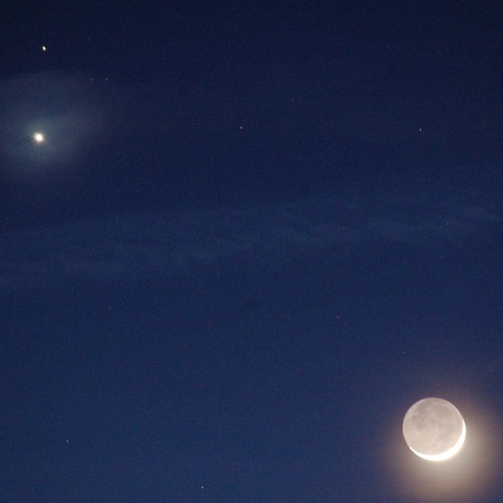 Die beiden Planeten Venus und Mars über der jungen Mondsichel am Abendhimmel. Aufgenommen nahe Bad Neustadt von Torsten Dörr. | Bild: Torsten Dörr