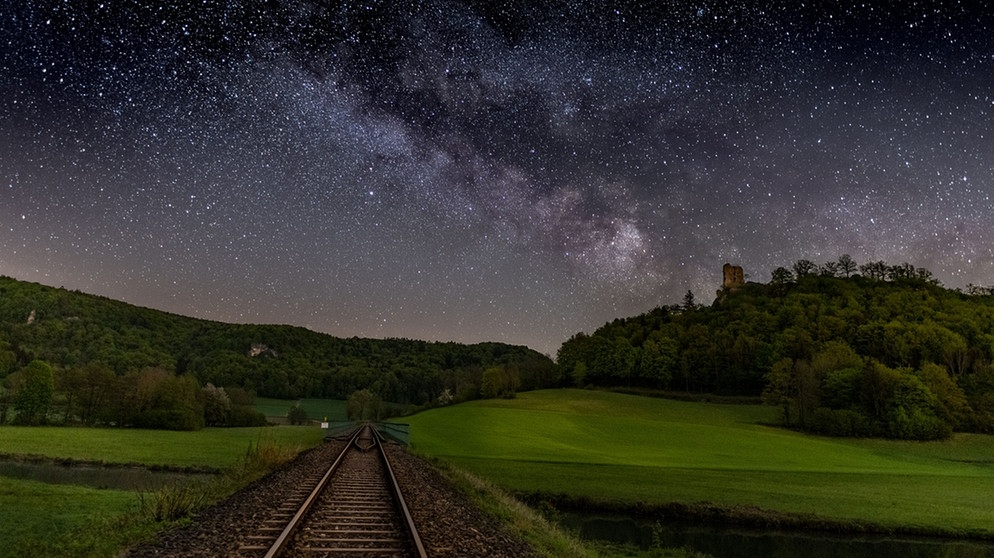 Milchstraße über der Burgruine Neideck bei Streitberg in der Fränkischen Schweiz | Bild: Andrea Bächstädt