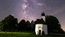 Kapelle Maria Schnee in der der Nähe von Amberg vor der Milchstraße. | Bild: Melanie Martinu