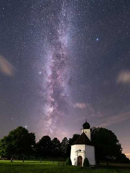 Kapelle Maria Schnee in der der Nähe von Amberg vor der Milchstraße. | Bild: Melanie Martinu