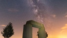 Milchstraße hinter dem "Stonehenge in Kulz" in der Oberpfalz. | Bild: Melanie Martinu