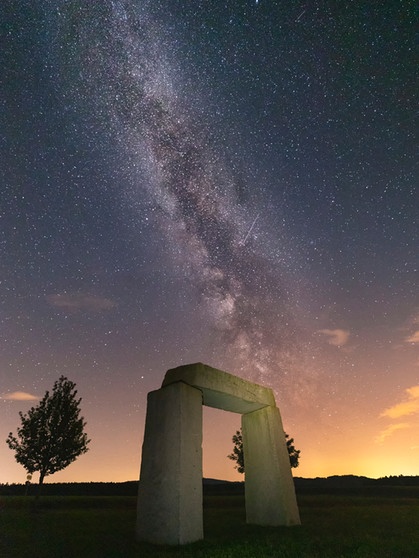 Milchstraße hinter dem "Stonehenge in Kulz" in der Oberpfalz. | Bild: Melanie Martinu