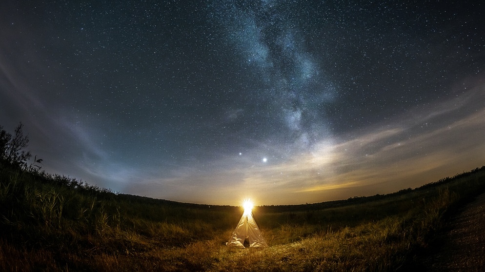 Die Milchstraße in einem wunderschönen Sternenhimmel, fotografiert von Melanie Feldmeier im Labertal bei Schierling in der Oberpfalz. | Bild: Melanie Feldmeier