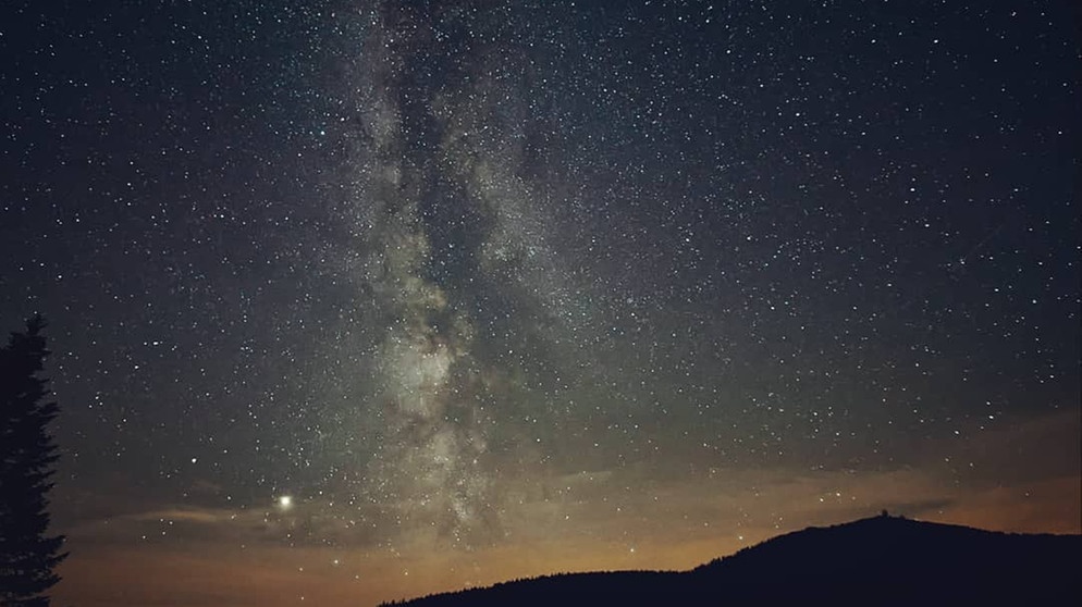 Milchstraße vor dem großen Arber bei Bayerisch Eisenstein im Bayerischen Wald. | Bild: Florian Sauerbrei