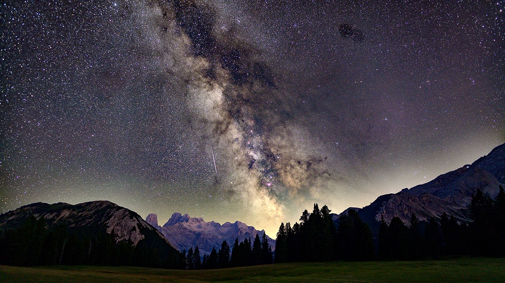 Die Milchstrasse über Bergpanorama mit einer Perseiden-Sternschnuppe, fotografiert im August 2024 von Norbert Scantamburlo. | Bild: Norbert Scantamburlo