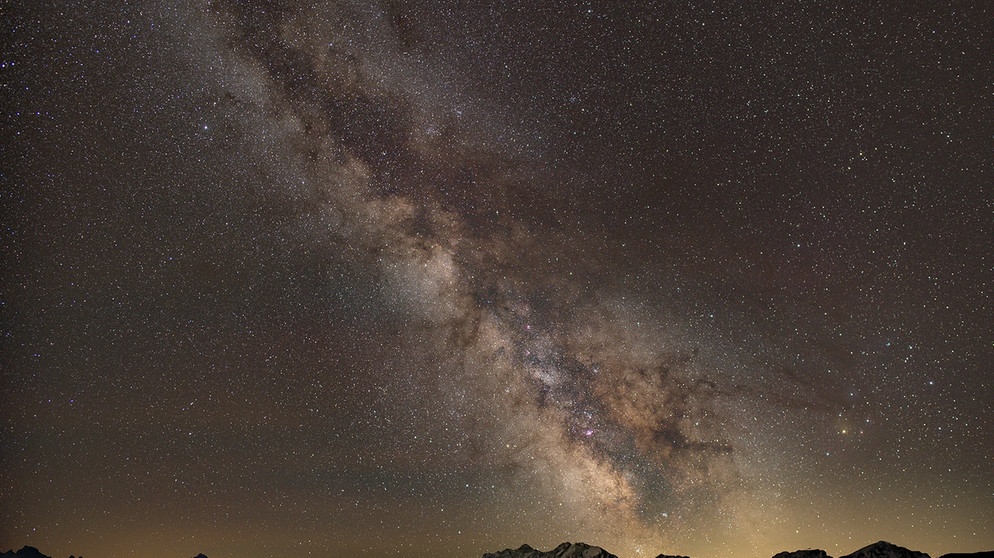 Die Milchstrasse über den Pragser Dolomiten in Südtirol, rechts ist das Sternbild Skorpion zu erkennen. | Bild: Norbert Scantamburlo