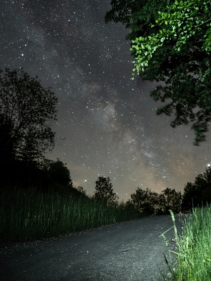 Feldweg und Milchstraße bei der Reiterles Kapelle bei Tannweiler auf der Schwäbischen Alb. | Bild: Sebastian Haas