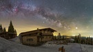 Die Sommermilchstraße geht an einem Wintermorgen über dem Lusenschutzhaus im Nationalpark Bayerischer Wald auf, fotografiert von Patrick Leitner. Im Winter 2018/2019 war Jupiter dort zu finden - das besonders helle Licht am Horizont rechts der Milchstraße. | Bild: Patrick Leitner