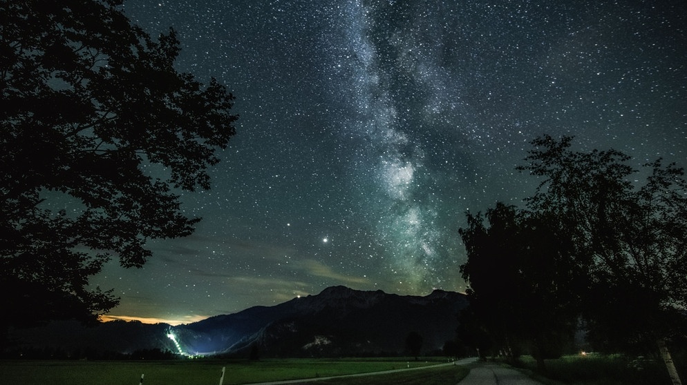 Milchstraße im Juli 2020 über dem Kochelsee, fotografiert von Robert Kukuljan | Bild: Robert Kukuljan