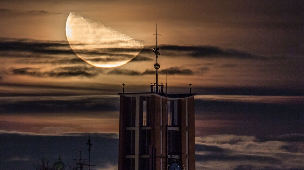 Neumond, Sichel, Halbmond oder Vollmond? Wie viel wir vom Mond sehen, hängt von unserem Winkel zu ihm und zur Sonne ab. | Bild: Marco Sproviero