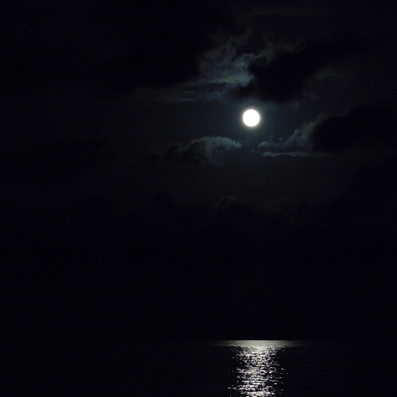 Der Vollmond spiegelt sich bei Sizilien im Mittelmeer, augenommen Sven Röhner | Bild: Sven Röhner