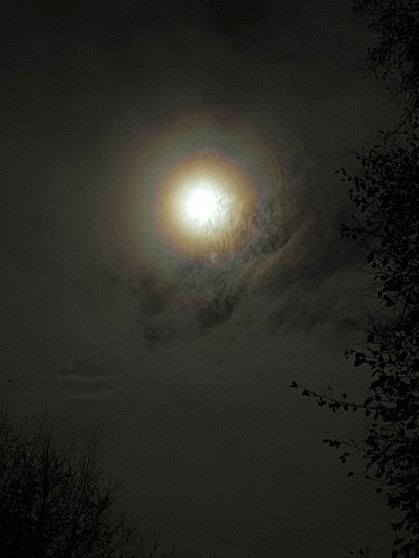 Vollmond am 17. Oktober 2024 mit einem Mondhof in Regenbogenfarben. Aufgenommen von Maike Sievert. | Bild: Maike Sievert