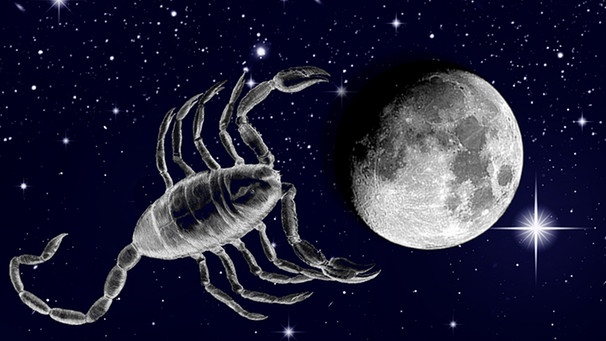 symbolische Darstellung des Sternilds Skorpion (Scorpius) mit dem Mond vor dem Sternenhimmmel | Bild: NASA/U.S. Naval Observatory's Library, colourbox.com