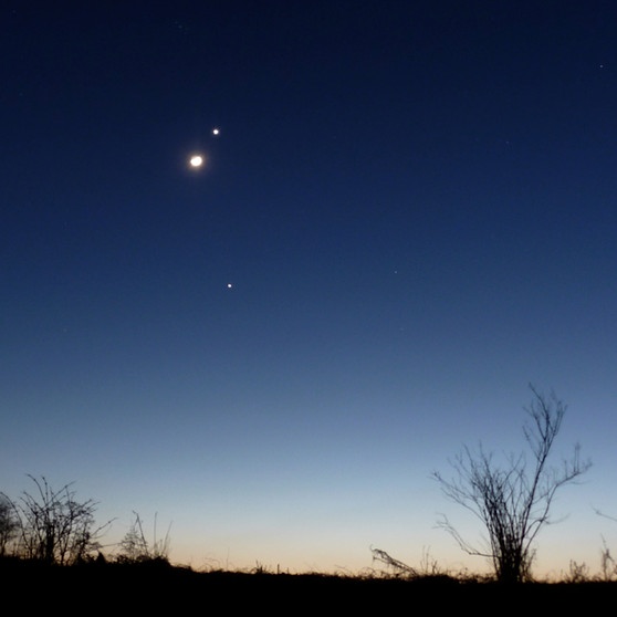 Mond zwischen Venus (oben) und Jupiter (unten) am 26 März 2012 | Bild: Klaus Stürmer