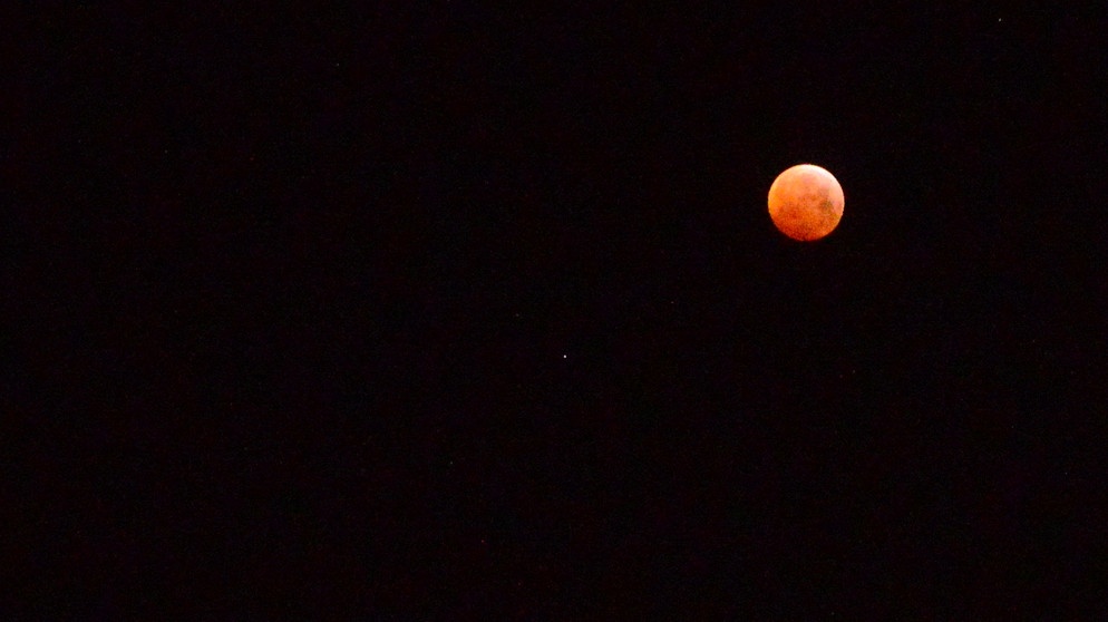 Mondfinsternis am Morgen des 21. Januar 2019, aufgenommen gegen 6.00 Uhr morgens in Jaderberg an der Nordsee von Inu Schmeertmann. | Bild: Inu Schmeertmann