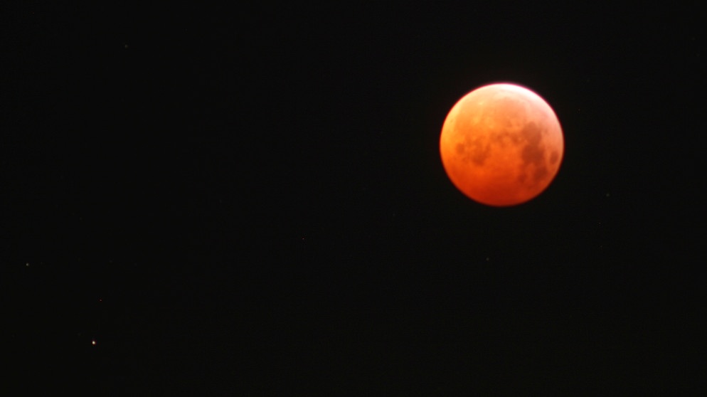 Mondfinsternis am Morgen des 21. Januar 2019. Diese Aufnahme entstand mit 300 mm Brennweite mit einem Teleobjektiv. Fotografiert von von Robert Willmerdinger in Winzer, Niederbayern. | Bild: Robert Willmerdinger