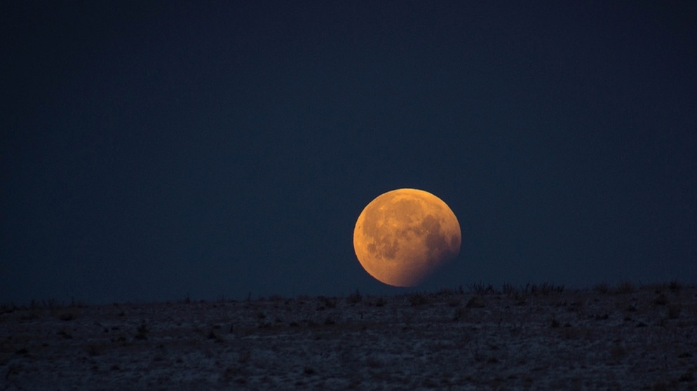 Ende der Teilfinsternis bei der totalen Mondfinsternis am 21. Januar 2019, fotografiert von Virginie Illig aus Stollberg kurz vor dem Mond-Untergang | Bild: Virginie Illig