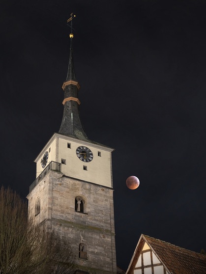 Die Mondfinsternis am 21. Januar 2019 hinter der Kirche St Kilians in Emskirchen, fotografiert von Mirko Fryska. | Bild: Mirko Fryska