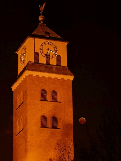 Mondfinsternis am 21. Januar 2019 neben dem Turm der Heilig-Kreuz-Kirche in Gladbeck, aufgenommen von Rainer Krüger. | Bild: Rainer Krüger