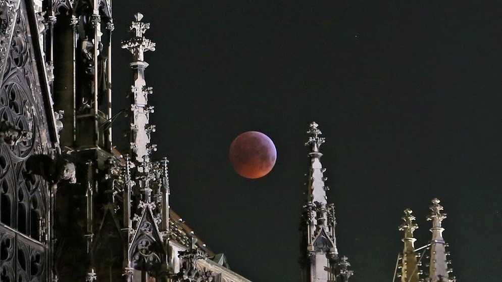 Mondfinsternis am 21. Januar 2019 über dem Stephansdom in Wien, fotografiert von Richard Labschütz. | Bild: Richard Labschütz