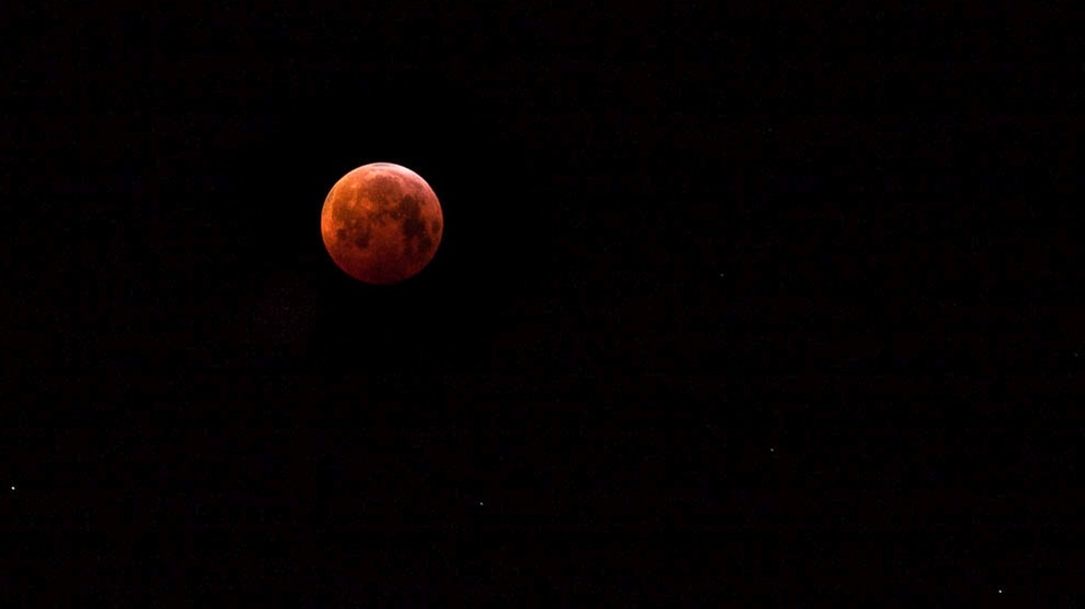 Blutmond während der totalen Mondfinsternis am 21. Januar 2019, aufgenommen auf einem Berg in Vlotho, Nordrhein-Westfalen, von Anna-Lena Remmers | Bild: Anna-Lena Remmers