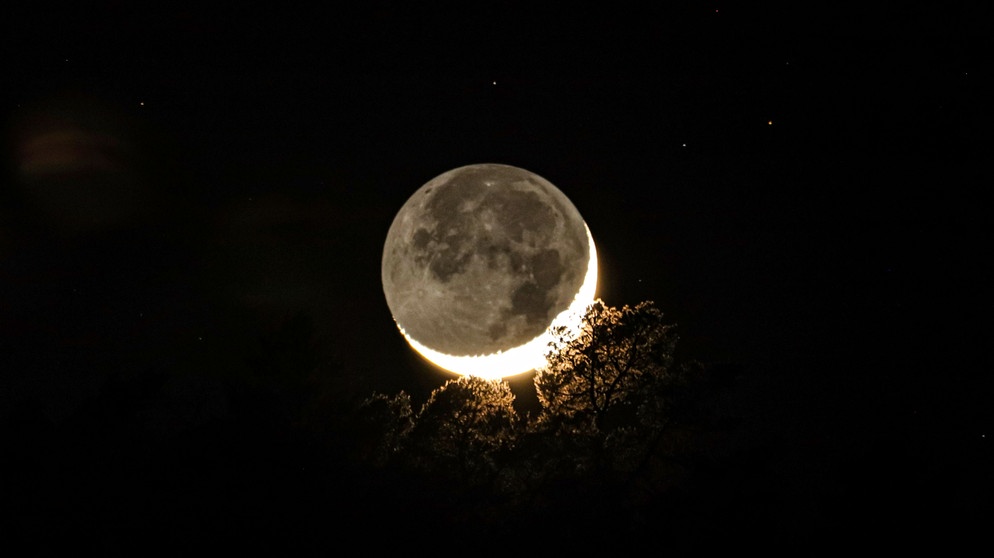 malerische Mondsichel abends am 2. März 2025, fotografiert von Dieter Kohlruss | Bild: Dieter Kohlruss