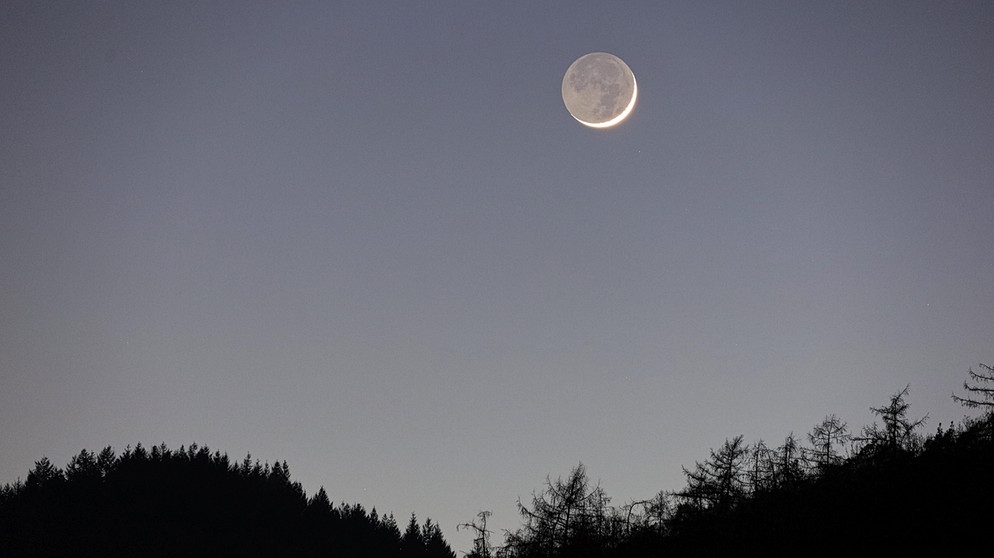 Die junge Mondsichel, fotografiert am 4. März 2022, nur zwei Tage nach Neumond, von Dieter Kohlruss. | Bild: Dieter Kohlruss