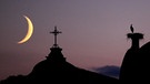 Die schmale, zunehmende Mondsichel mit Storchennest auf dem Kloster Benediktbeuern. Aufnahme vom 22.07.2012 um 21.37 Uhr. | Bild: Walter Seibold