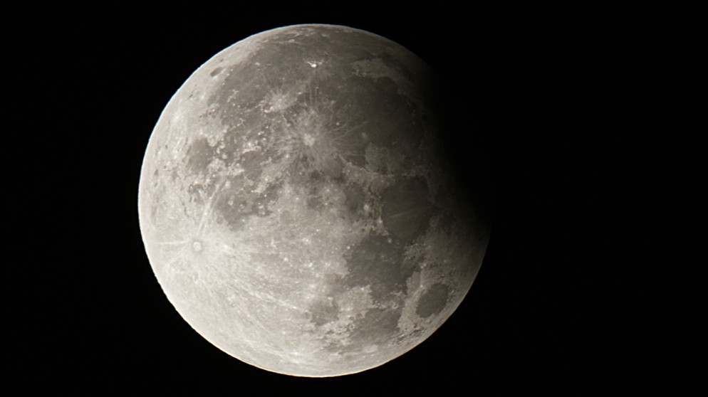 Partielle Mondfinsternis morgens am 18. September 2024, aufgenommen von Manfred Kellner. Nur ein kleiner Teil der Mondscheibe tauchte in den Kernschatten der Erde. | Bild: Manfred Kellner