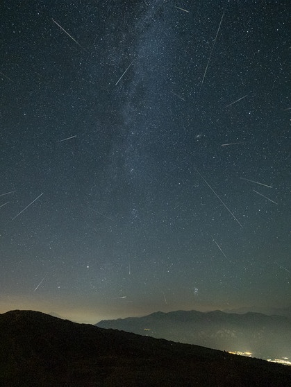 Perseiden-Sternschnuppen am 11. August 2024. Schon vor dem eigentlichen Höhepunkt waren viele der schönen Meteore unterwegs. Martina Gees fotografierte genau in die Richtung ihres scheinbaren Ausstrahlungspunktes, dem Radianten. Das Bild wurde aus mehreren Einzelaufnahmen - über mehrere Stunden hinweg aufgenommen - zusammengerechnet. | Bild: Martina Gees