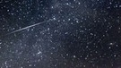 Eine Perseiden-Sternschnuppe flitzt am 12. August 2020 über Grafenwöhr in der Oberpfalz quer über die Milchstraße, fotografiert von Ludwig Brunner. | Bild: Ludwig Brunner