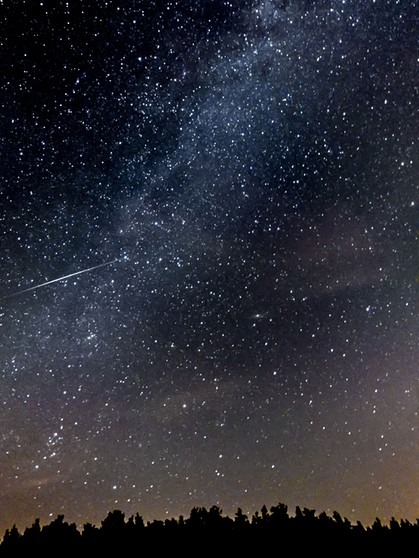 Eine Perseiden-Sternschnuppe flitzt am 12. August 2020 über Grafenwöhr in der Oberpfalz quer über die Milchstraße, fotografiert von Ludwig Brunner. | Bild: Ludwig Brunner