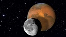 Collage des Planeten Mars mit dem Mond vor dem Sternenhimmel | Bild: NASA, ESA, colourbox.com