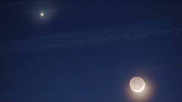 Planet Venus über der jungen Mondsichel am Abendhimmel. Aufgenommen nahe Bad Neustadt von Torsten Dörr. | Bild: Torsten Dörr