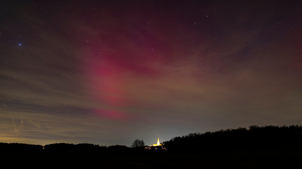 Gleich zu Jahresbeginn waren 2025 wieder Polarlichter zu sehen, sogar über Bayern wie hier über dem Kloster St. Ottilien, aufgenommen von Hubert Bauer. | Bild: Hubert Bauer