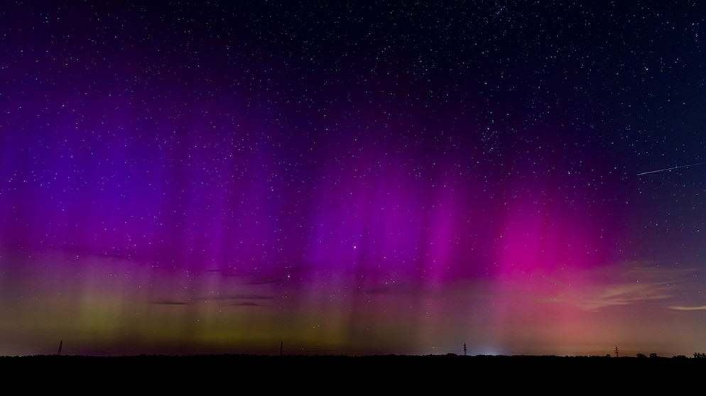 Polarlichter mit Sternschnuppen, fotografiert am 12. August 2024 von Jennifer Becker aus Dessau. | Bild: Jennifer Becker