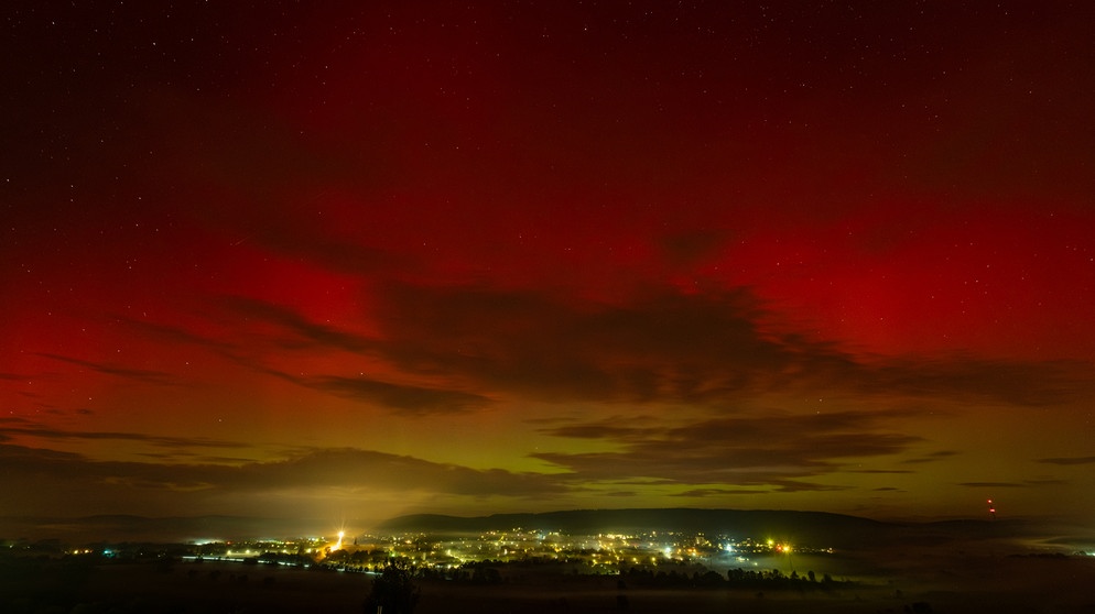 Am 10. Oktober 2024 waren - wo der Himmel klar war - in Deutschland Polarlichter zu sehen. 2024 gibt es besonders häufig Nordlichter, da die Sonne gerade an ihrem Aktivitätsmaximum ist. Alexander Preyer hat sie über Hammelburg in Unterfranken fotografiert. | Bild: Alexander Preyer