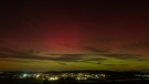 Am 10. Oktober 2024 waren - wo der Himmel klar war - in Deutschland Polarlichter zu sehen. 2024 gibt es besonders häufig Nordlichter, da die Sonne gerade an ihrem Aktivitätsmaximum ist. Alexander Preyer hat sie über Hammelburg in Unterfranken fotografiert. | Bild: Alexander Preyer