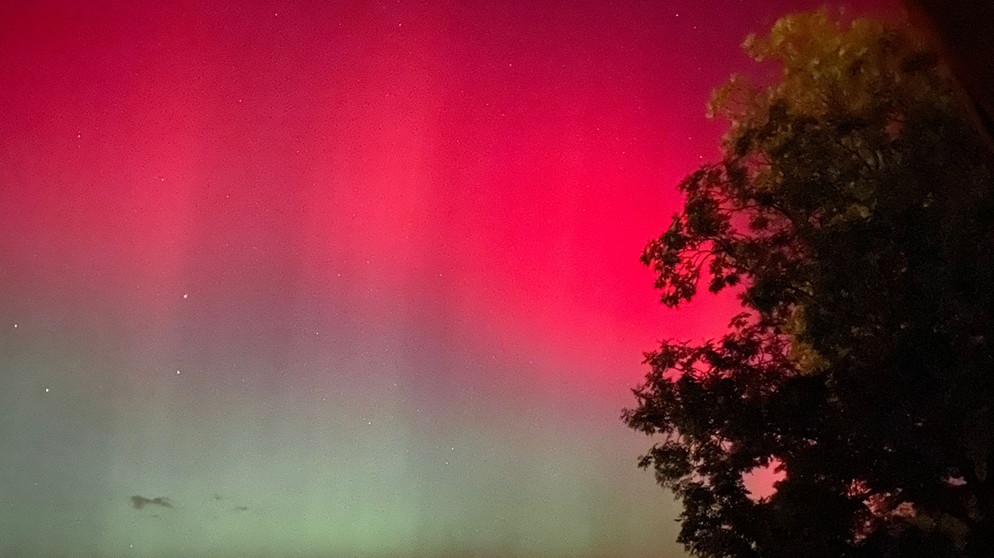 Am 10. Oktober 2024 waren - wo der Himmel klar war - in Deutschland Polarlichter zu sehen. 2024 gibt es besonders häufig Nordlichter, da die Sonne gerade an ihrem Aktivitätsmaximum ist.  Hier hat sie Waldemar Krain über Braunschweig fotografiert. | Bild: Waldemar Krain