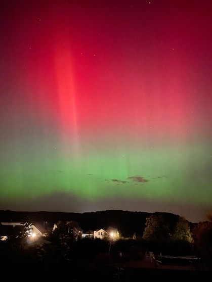 Am 10. Oktober 2024 waren - wo der Himmel klar war - in Deutschland Polarlichter zu sehen. 2024 gibt es besonders häufig Nordlichter, da die Sonne gerade an ihrem Aktivitätsmaximum ist. Hier hat sie Waldemar Krain über Braunschweig fotografiert. | Bild: Waldemar Krain