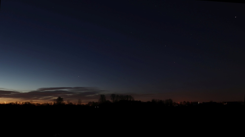 Mondsichel neben den Planeten Saturn (ganz links), Mars über dem Skorpion-Stern Antares (Mitte) und Jupiter (rechts oben). Diese schöne Konstellation am Morgenhimmel im Februar 2018 zeigt den Verlauf der Planetenebene (Ekliptik) als leuchtende Lichterkette. | Bild: Alexander Winkens