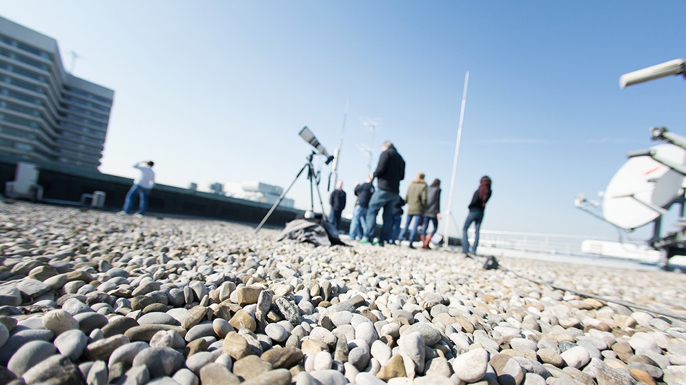 Sonnenbeobachtung amf dem Dach des BR-Hochhauses | Bild: BR, Simon Heimbuchner